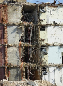 Alte Kabel werden sichtbar als die Wände entfernt sind.