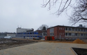 Links das neue Haus für die neuen Sportplätze, rechts noch ein altes vom Informatikum, davor noch Baustelle.