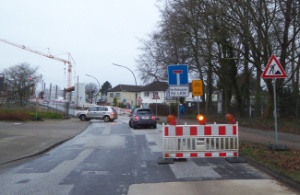 Die Absperrung auf dem Wördemanns Weg neben der Kreuzkirche. Trotz eindeutiger Hinweisschilder ignorieren es viele Autofahrer und müssen doch vor der Brücke auf der schmalen Straße wenden.