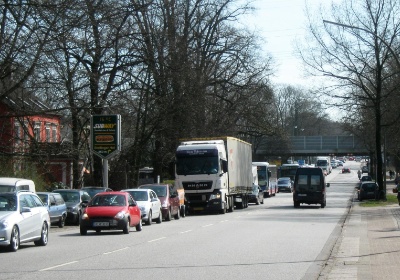 Kieler Straße, Stau in Richtung Eidelstedt, hinten die Brücke der Güterumgehungsbahn über die Kieler Straße