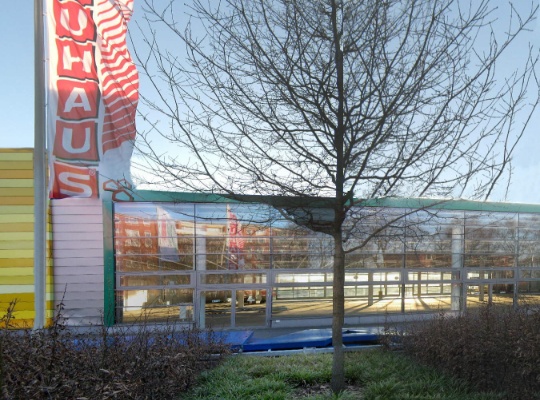 Bauhaus Fahnen wehen vor leere Max Bahr Hallen