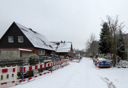 Im Januar 2015 liegen die ersten Baumaterialien auf der Seite im verschneiten Birkhahnweg.