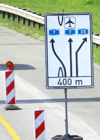 Hinweisschild auf der A7 Richtung Norden vor dem Autobahndreieck Nordwest