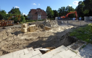 Wo vorher das Gemeindehaus stand, befinden sich nur noch einige große Betonstücke.
