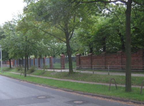 jüdischer Friedhof Langenfelde, Mauer am Försterweg