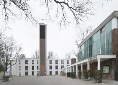 Das bbw Internat hinter der Stellinger Kreuzkirche und dem Kirchturm