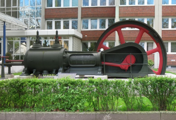 Dampfmaschine vor dem TÜV Nord, Große Bahnstraße in Stellingen