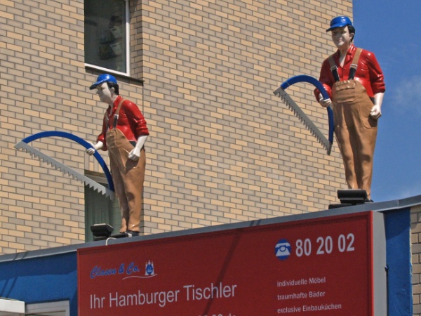 Zwei Handwerker auf dem Dach