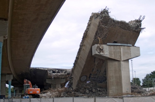 Die Langenfelder Brücke der A7 wird abgerissen, ein Teilstück liegt noch auf dem 1. südlichen Pfeiler