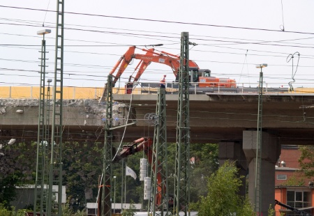 Zwei Bagger mit Presslufthämmern auf der Brücke bearbeiten die Brücke von links und rechts.