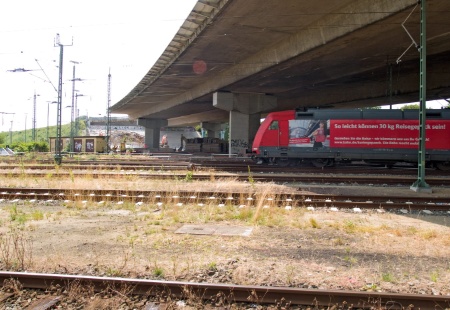 Neben der Brücke, die abgerissen wird, fahren die Eisenbahnzüge unter der Brücke.