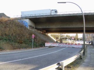 Der Rohlfsweg ist ab dem 12. Januar voll gesperrt und es gibt tatsächlich keine wendemöglichkeit.