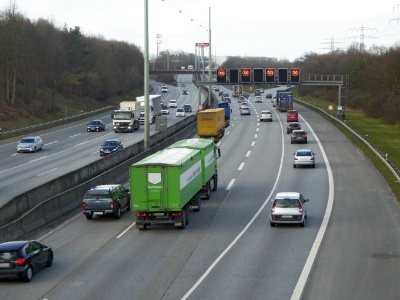 Autobahndreieck Nordwest der Autobahn A7 von Süden aus gesehen. Volle Spurbreite vor Einrichtung der baustelle. Autobahndreieck Nordwest der Autobahn A7 von Süden aus gesehen.